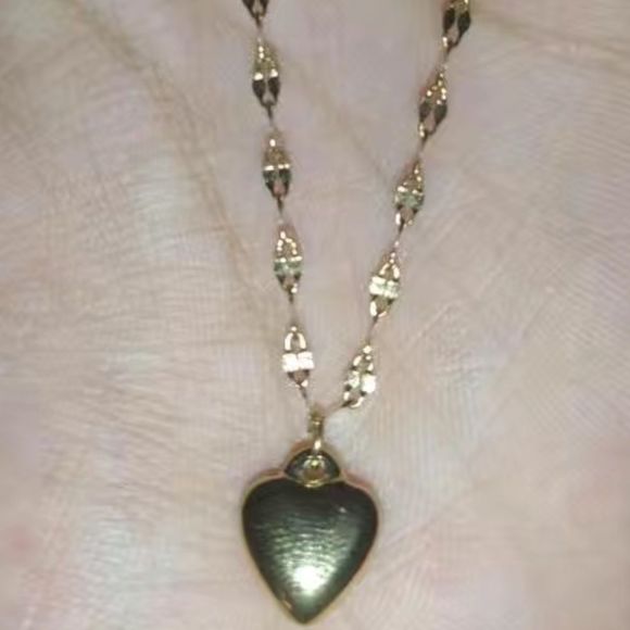 🧡 Delicate Gold Dainty Heart Necklace🧡 - Picture 6 of 16